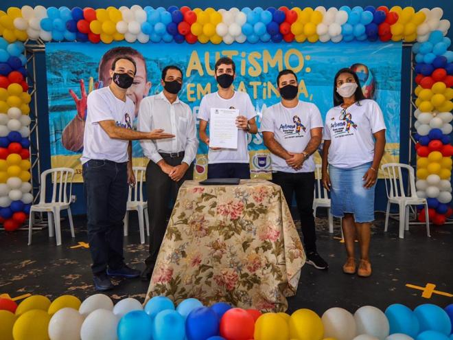 O benefício foi oficializado simbolicamente em solenidade realizada na manhã deste sábado (13)