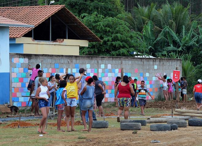Crianças de Revés do Belém participaram da revitalização de uma praça