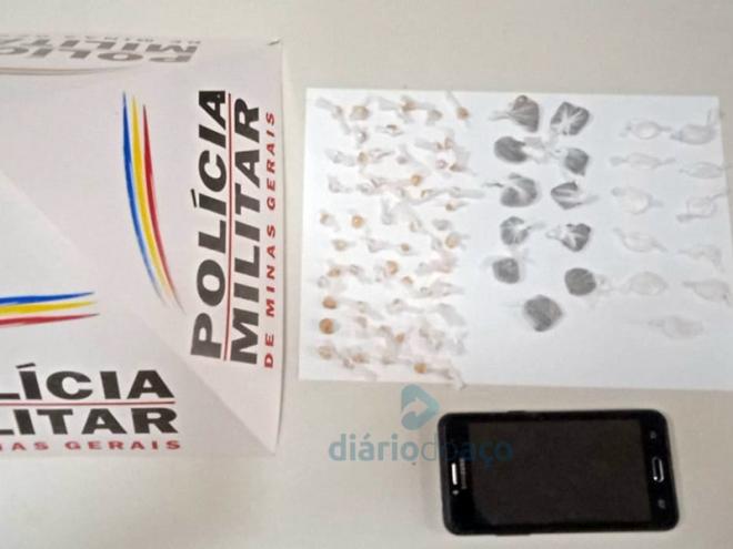 As porções de drogas apreendidas na primeira abordagem policial