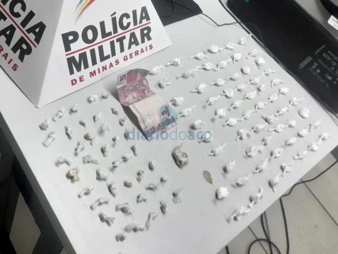 Estas porções de entorpecentes foram deixadas para trás por um grupo na rua Cromos