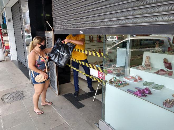 As lojas de rua podem deixar a porta aberta durante o dia, até mesmo por causa da ventilação, já que muitos estabelecimentos não possuem janelas, porém, a entrada de clientes está proibida