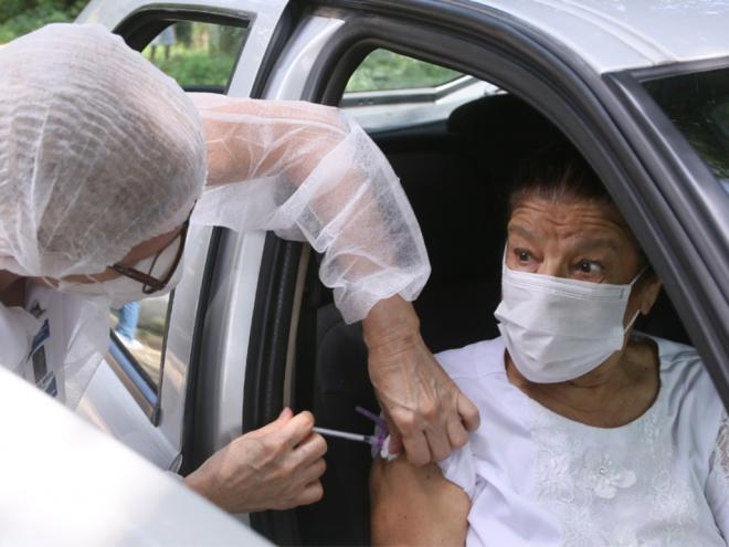 A aplicação das doses segue cronograma contemplando idosos com 75 a 77 na quinta-feira; 72 a 74 na sexta-feira; e 70 e 71 anos no sábado