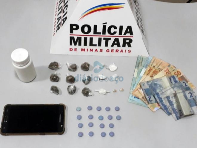 As porções de drogas apreendidas com os dois suspeitos detidos na noite de sexta-feira