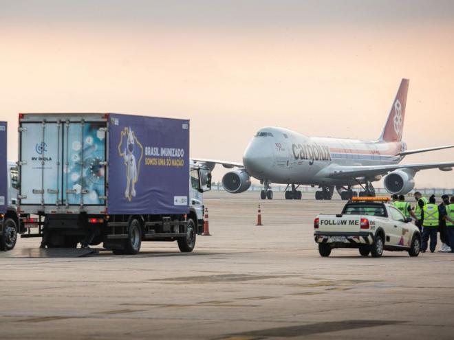O voo com os insumos chegou domingo às 6h22, no Aeroporto do Galeão