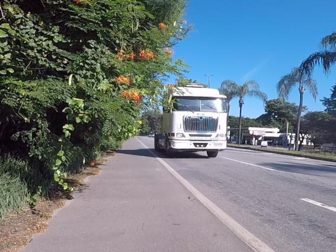 Em vários pontos entre a portaria 2 da Usiminas e a entrada para o Vila Ipanema não há como passar pela ciclofaixa 