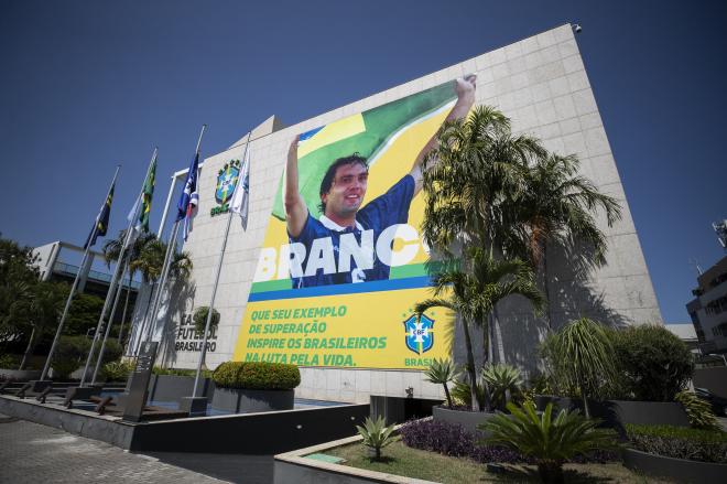 A imagem do atleta foi estampada na sede da CBF, em homenagem a Branco