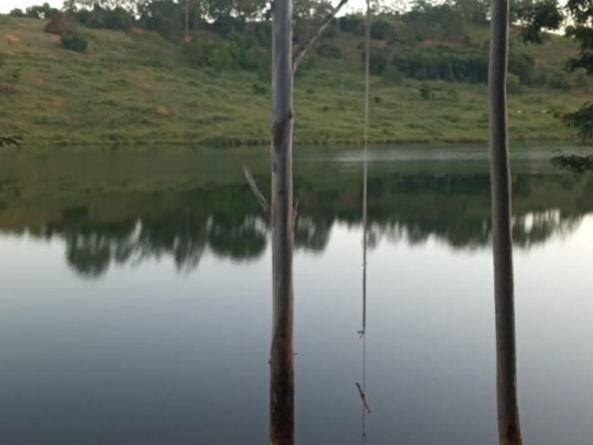 Jovem se balançava numa corda quando caiu na água