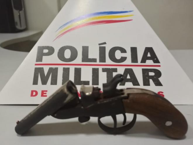 A arma de fogo seria usada pelo jovem para se defender de um agiota 