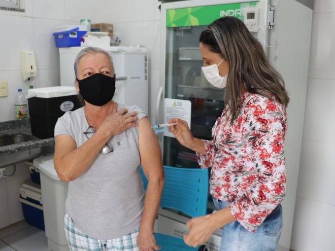 Idoso deve levar cartão do SUS e a caderneta de vacinação nas unidades de saúde