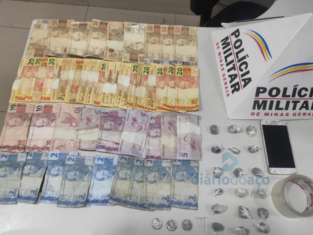 O dinheiro apreendido e as porções de maconha recolhidos durante a ocorrência