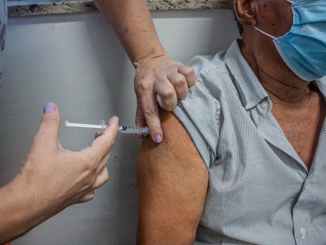 Vacinação dos grupos mais velhos pode explicar a redução de mortes em até 63% em pessoas acima de 90 anos e de 42% para quem tem entre 80 e 89 anos