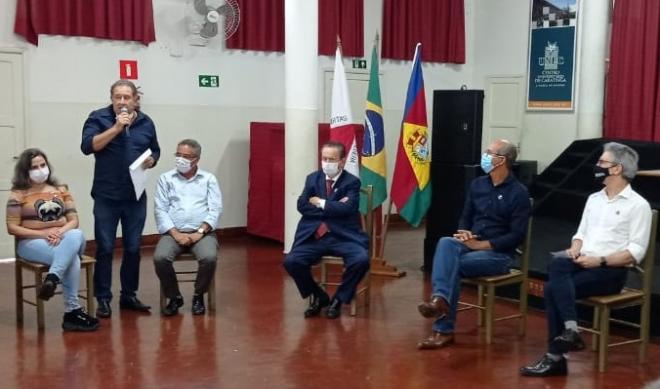 Ailtinho discursa na reunião de prefeitos, antes de entregar o documento ao governador Zema 