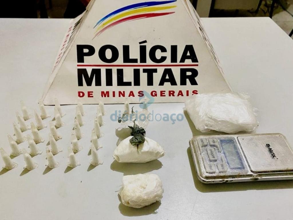 Os pinos com cocaína, porções maiores e balança de precisão escondidos em um cano de água de chuva