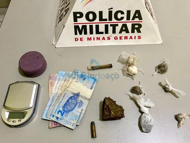 As porções recolhidas pelos policiais durante a abordagem a um adolescente de 16 anos