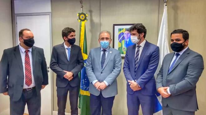 Participaram da reunião com o ministro Queiroga (no centro), o secretário da Saúde, Cleber Faria (à esquerda do prefeito Gustavo Nunes) o deputado federal Marcelo Álvaro Antônio e o secretário de governo, Roberto Soares