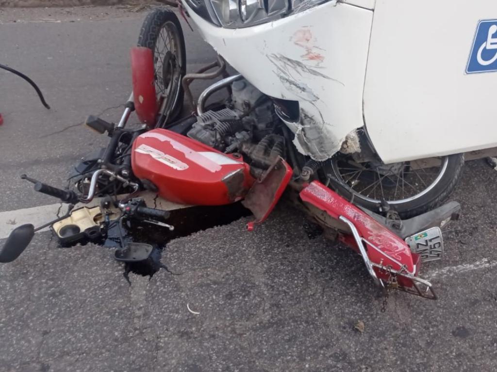 Acidente aconteceu no meio da tarde desta segunda-feira 