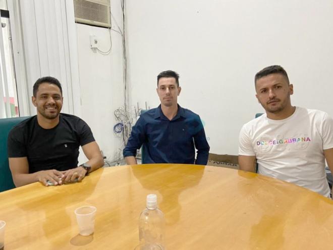 O treinador Alessandro Nunes (c) reencontrou Leandro Brasília, ex-companheiro como jogador, e recepcionou o experiente zagueiro Arthur Sanches 