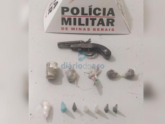 Uma garrucha de calibre 22 e porções de drogas foram apreendidas na rua Pavão, no bairro Macuco
