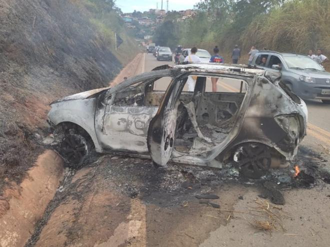 Testemunhas do acidente, tomadas pela revolta, incendiaram o Sandero 