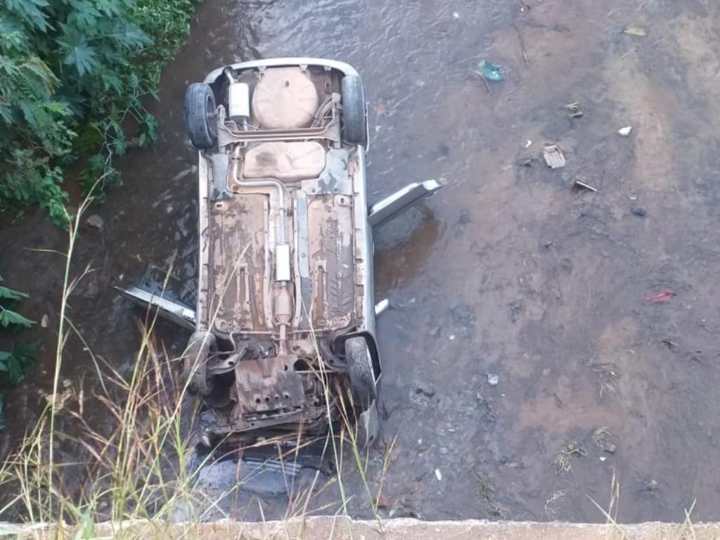 Chevrolet Celta caiu dentro do ribeirão Ipanema, na ponte da avenida Simon Bolivar 