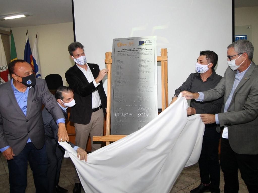 Representantes da Aciapi-CDL descerraram a placa de inauguração ao lado do deputado federal Hercílio Diniz