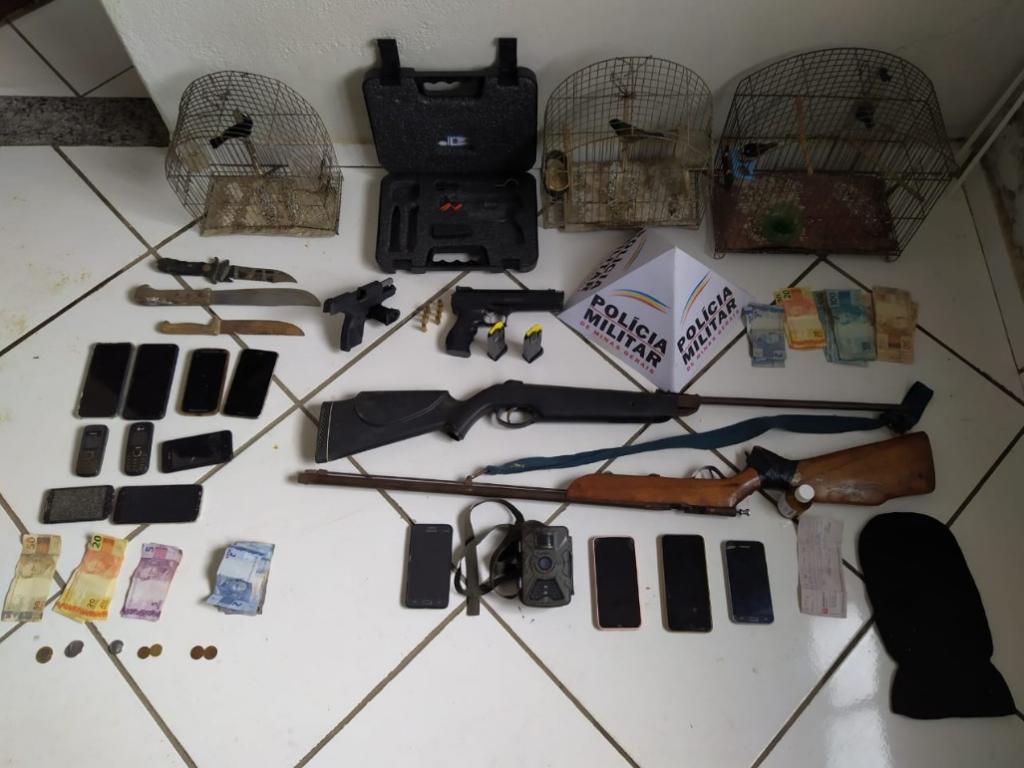 Armas, celulares e outros produtos recolhidos na operação policial 
