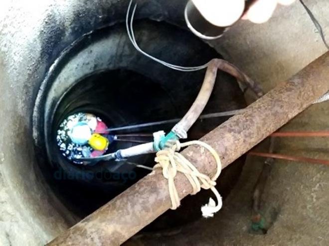 Militar do Corpo de Bombeiros retira as barras no fundo da cisterna