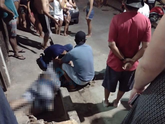 Populares ficam ao lado da vítima até a chegada do resgate do Samu, no bairro Esperança