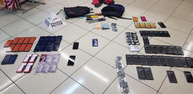 Um adolescente de 17 anos foi flagrado no interior do estabelecimento com diversos itens e foi pego pela PM com duas mochilas contendo vários produtos