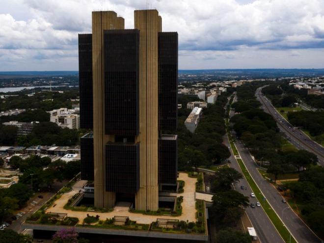 Banco Central em Brasília: A elevação da taxa Selic ajuda a controlar a inflação. Os juros maiores encarecem o crédito e desestimulam a produção e o consumo e isso dificulta a recuperação da economia duramente atingida pelos efeitos da pandemia de covid-19