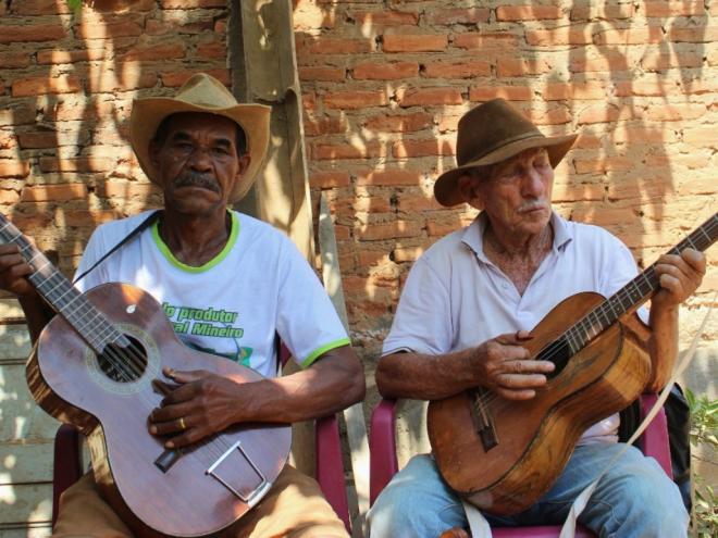 Em todas as regiões de Minas, os violeiros encantam a cultura popular e mantêm tradições