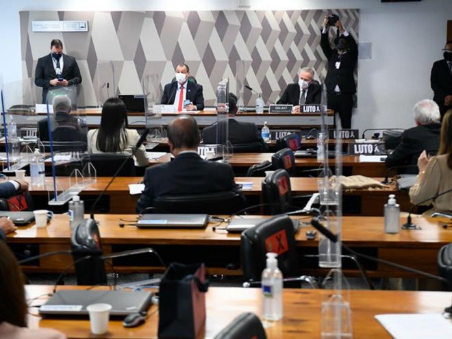 O presidente da CPI, Omar Aziz, e o relator, Renan Calheiros, na reunião da CPI nesta terça-feira