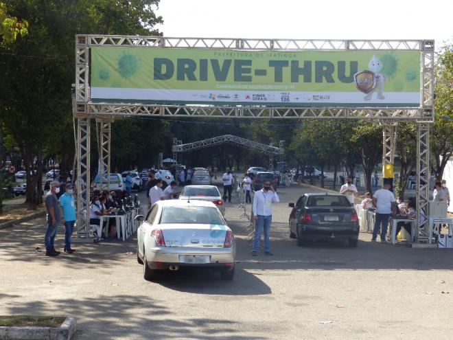 Para receber a dose é necessário que as pessoas a serem vacinadas levem um documento oficial com foto e apresentem um comprovante de residência em Ipatinga, em seu nome