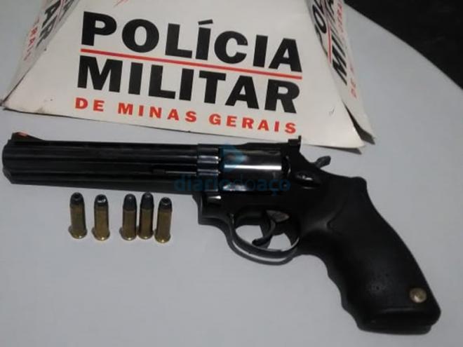 O revólver calibre 38 municiado com cinco cartuchos foi apreendido pelos PMs durante a ocorrência