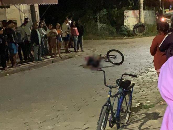Adolescente foi morto a tiros e corpo encontrado sobre uma bicicleta, na rua Bolívia, no bairro Santa Cruz 