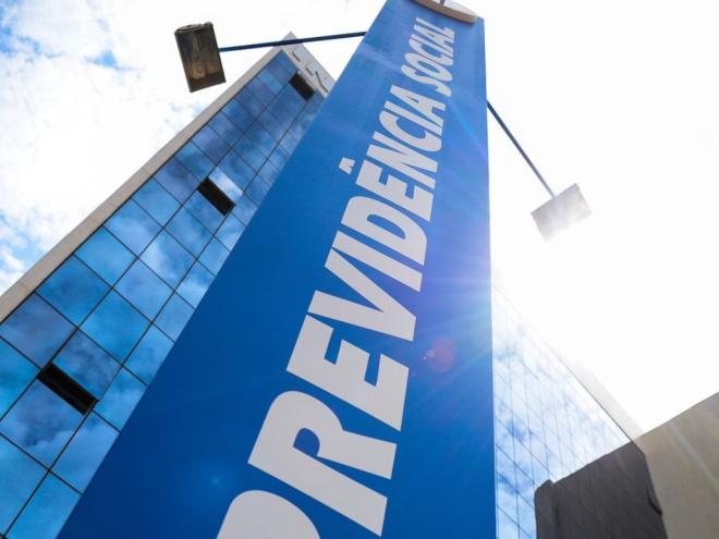 O requerimento pode ser feito por terceiros por meio da Central 135 ou pelo aplicativo MEU INSS