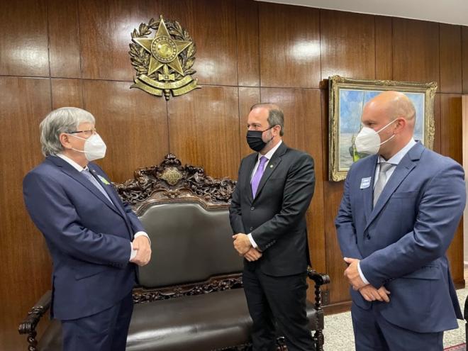 O senador suplente, Alexandre Silveira, em reunião com representantes do HMC em Brasília 