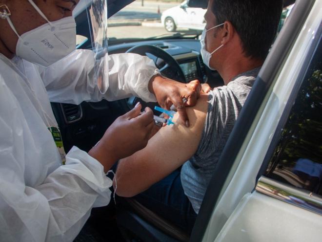 Drive-thru agora é destinado a moradores de 40 anos acima; Atendimento será até o meio-dia no estacionamento do Ipatingão