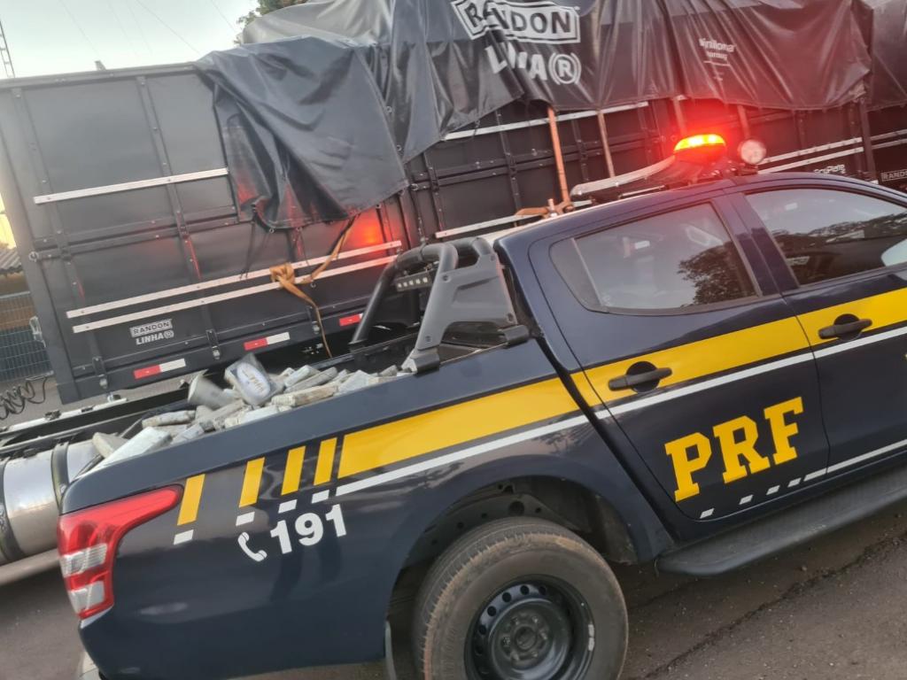 PRF informou que recebeu denúncia de direção perigosa e abordou o condutor de caminhão que puxava carreta bitrem