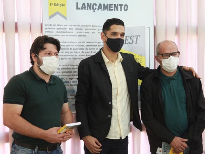 Prefeito e vice-prefeito de Timóteo prestigiaram o autor do livro autobiográfico