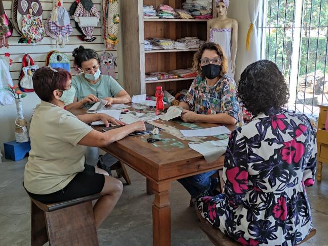As oficinas de artesanato são realizadas na programação do projeto cultural: novas oportunidades