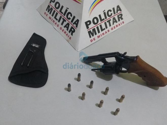 Este revólver e munição estavam debaixo do banco do motorista