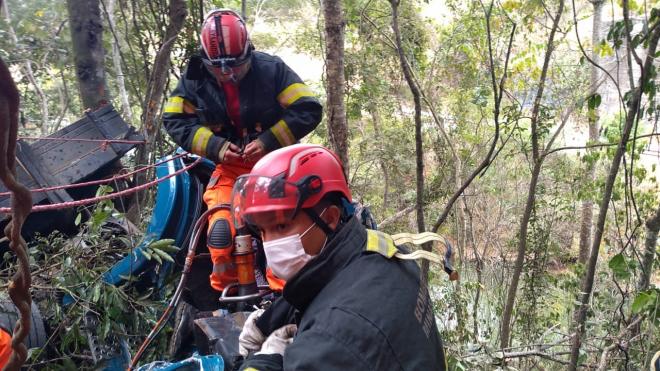 Bombeiros foram informados que três pessoas morreram e dois corpos já foram resgatados 