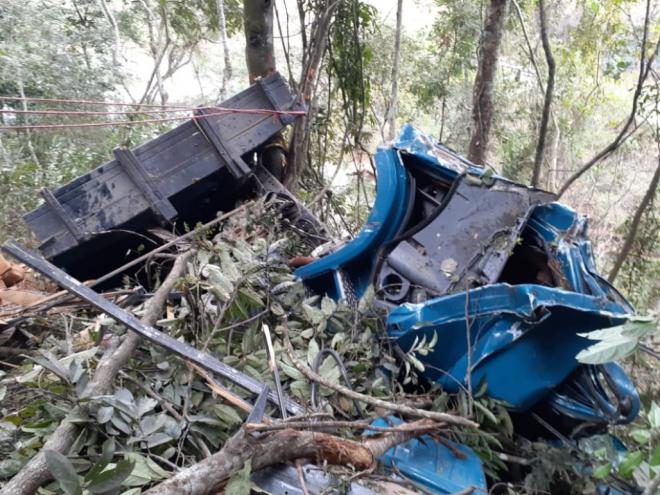 Com a queda de uma altura de 20 metros, caminhão, carroceria e cargas ficaram 