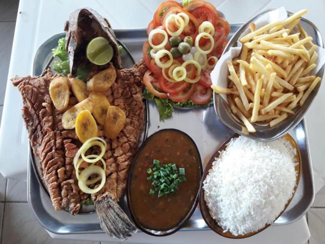 Traíra desossada, pirão, salada, batata frita e arroz, prato rústico e sistemático conquistou o público e sustentou o sucesso do The Cavas, por mais de duas décadas 