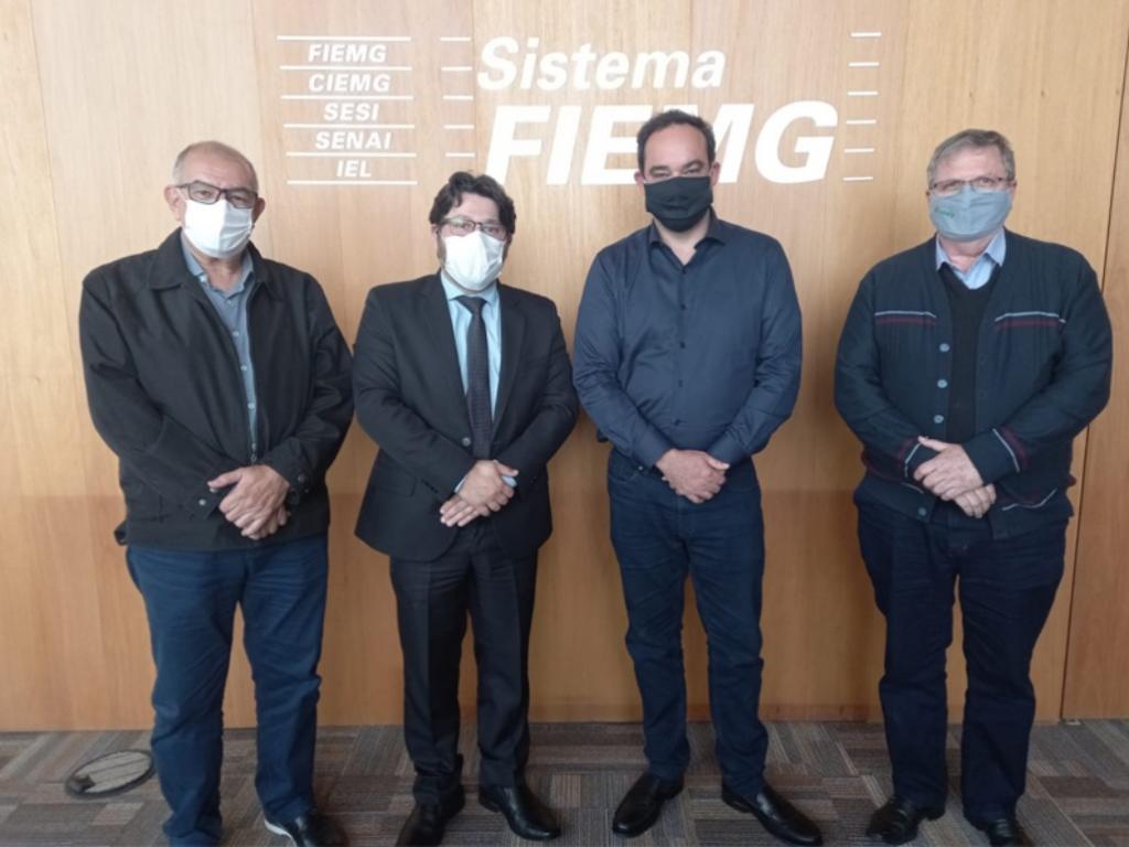 Secretário Hiler Féliz, prefeito Douglas Willkys, presidente da Fiemg Flávio Roscoe e Flaviano Gaggiato, presidente da Fiemg Vale do Aço, se reuniram em Belo Horizonte