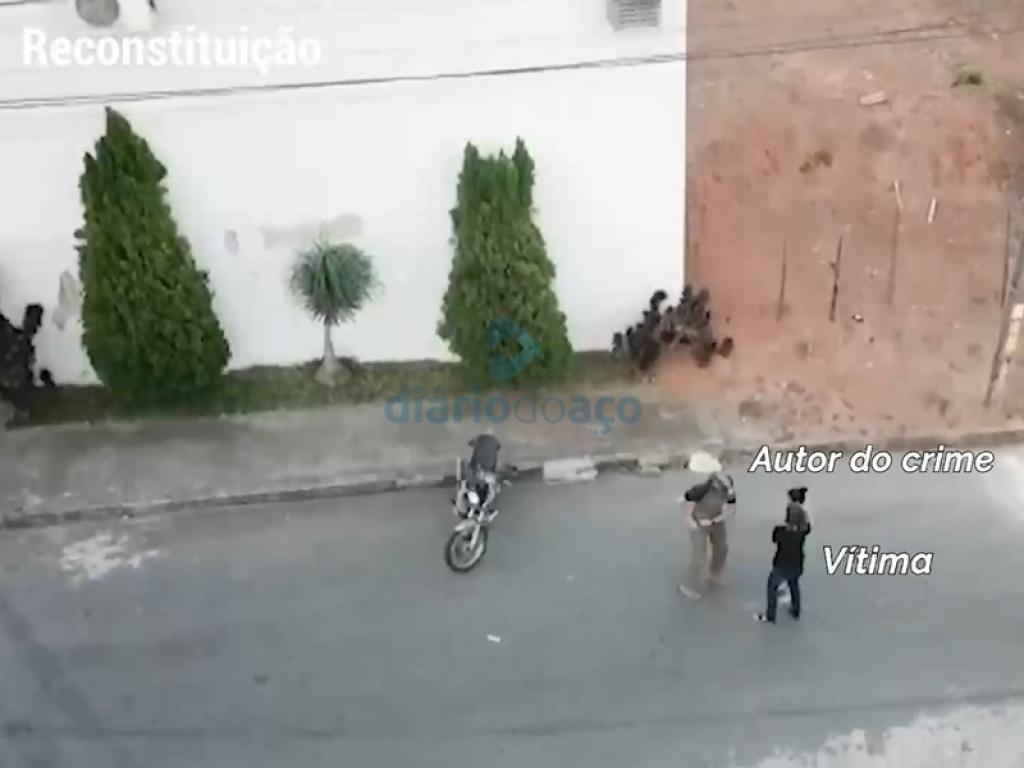 Na encenação a ação do assaltante atacando a vítima, conforme a reconstituição realizada pela Polícia Civil