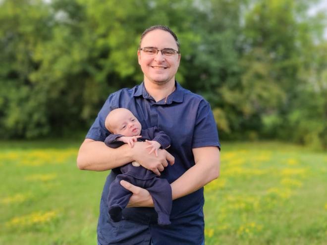 Leonardo de Almeida reside em Toronto, no Canadá, e tem dois filhos; o caçula nasceu no mês de junho