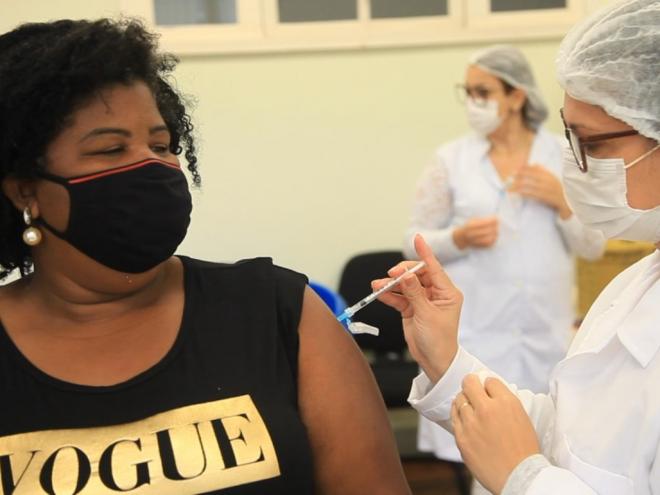 Nesta segunda-feira, foram vacinados os profissionais da rede municipal; e na terça, imunização abrange redes federal e particular