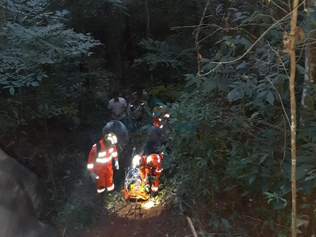 Os militares dos bombeiros e populares participaram do resgate do homem localizado em uma ribanceira